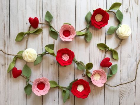 Snowflake Cutouts Patterns, Garland Valentines Day, Christmas Yarn Wreaths, Felt Flower Garland, Snowflake Cutouts, Valentine Garland, Felt Wreath, Diy Valentines Decorations, Felt Garland