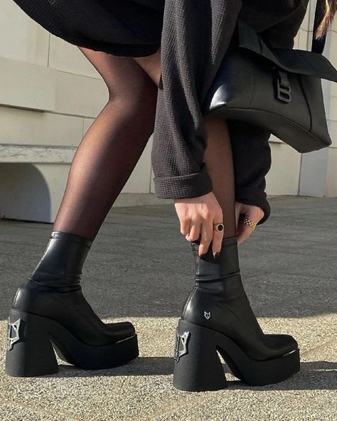 Black Style Aesthetic, Aesthetic Black Shoes, Black Dress Aesthetic, Black Style Fashion, Naked Wolfe, Heels Aesthetic, Winter Fashion Outfits Casual, Dress Aesthetic, Aesthetic Shoes