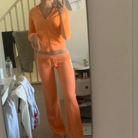 Juicy Couture Track Suit Aesthetic, Juicy Couture Track Suit, Juicy Tracksuit, Trashy 2000s, Juicy Couture Tracksuit, Y2k Fits, 2000s Fashion Trends, Vintage Juicy Couture, 2000 Fashion