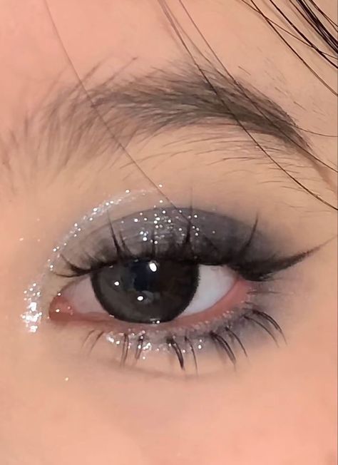 Glitter Eye Looks Simple, Concert Simple Makeup, Silver Glitter Eye Makeup Simple, Simple Silver Eyeshadow, Silver Makeup Simple, Simple Silver Eye Makeup, Silver Glitter Eyeshadow Looks, Simple Concert Makeup, Simple Silver Makeup Looks