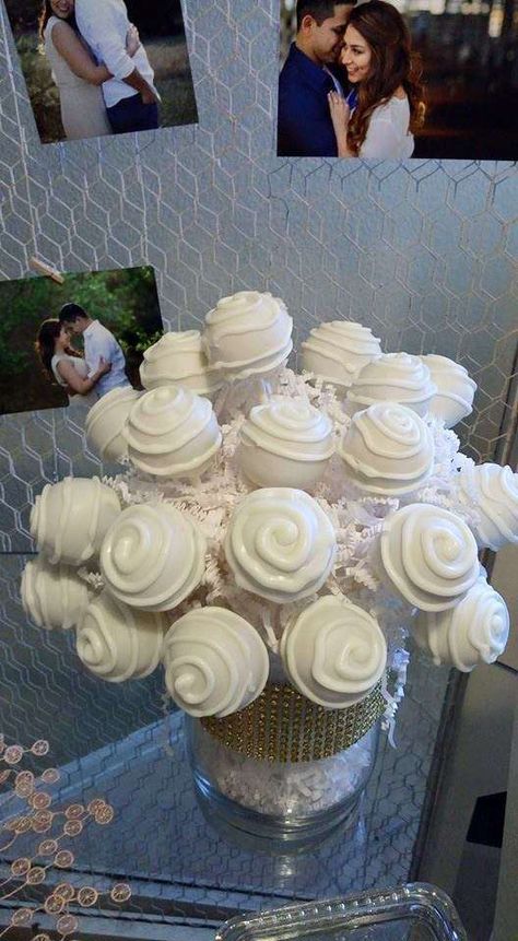 Ileana's sweet Bridal Shower ♦ℬїт¢ℌαℓї¢їøυ﹩♦ Christmas Cake Pop Display, Wedding Shower Desserts, Flower Cake Pops, Rose Cake Pops, Cake Pop Bouquet, Mousse Au Chocolat Torte, Cake Pop Displays, Wedding Shower Cakes, Fiesta Bridal Shower