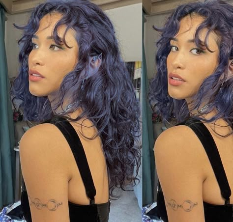 Color Tattoos On Tan Skin, Dyed Hair For Tanned Skin, Hair Dye Tan Skin, Blue Hair Olive Skin, Blue Black Hair On Brown Skin, Black Blue Hair Curly, Natural Blue Black Hair, Blue Hair Tan Skin, Dark Blue Hair On Brown Skin