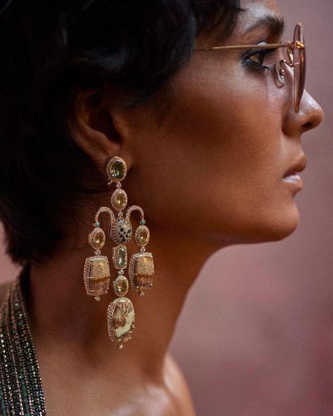 Sabyasachi Mukherjee, Sabyasachi Lehenga, Pastel Earrings, Sabyasachi Jewellery, Wedding Brides, Emerald Green Earrings, Pearl Jewelry Wedding, Head Jewelry, Indian Wedding Jewelry