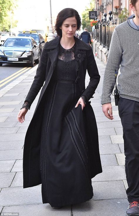 What a lady: Eva Green even managed to look sensational in a severe Victoria era costume on the set of Penny Dreadful Audrey Marnay, Horror Series, Victorian Costume, Penny Dreadful, Eva Green, Armani Prive, Green Outfit, Costume Outfits, Historical Fashion