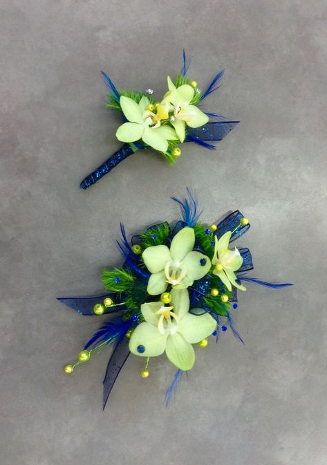 Green Prom Dress Flowers, Green Prom Corsage, Blue Green Prom Dress, Prom Dress Flowers, Ephemera Ideas, Prom Attire, Prom Corsage And Boutonniere, Event Florals, Prom Corsage