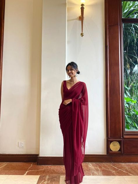 #red saree #simple saree #saree aesthetic #red saree ideas #back to school saree ideas Saree Silk Classy, Red Saari Aesthetic, Wine Red Saree For Farewell Party, Red Farewell Saree, Best Saree Look For Farewell, College Saree Look, Red Saree Ideas, Maroon Saree Blouse Combination, Simple Red Saree