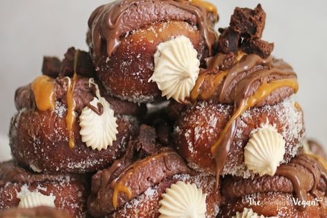 Chocolate Cake Ideas, Cake Recipe Chocolate, Salted Caramel Brownie, Hazelnut Filling, Brownie Vegan, Vegan Doughnuts, Doughnuts Recipe, Salted Caramel Brownies, Cronut