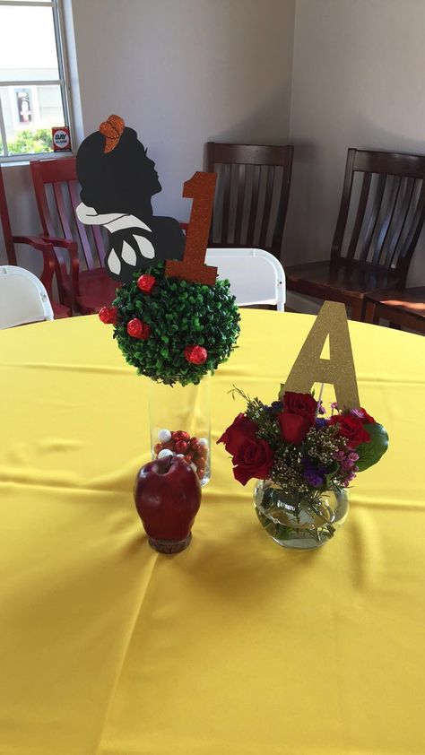 Snow White Party Table Decor, Snow White Birthday Centerpiece, Snow White Centerpiece Ideas Diy, Snow White Centerpiece Ideas, Snow White Centerpiece, 1st Birthday Board, Snow White Birthday Party, Snow White Birthday, Snow White Party