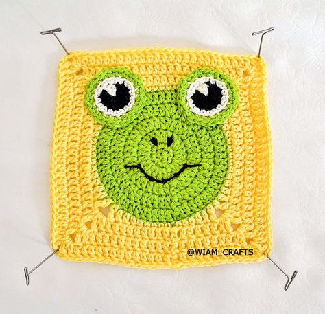 Hello Friends! Another post for my Animal Granny Square Collection. This time it's a froggy face. Have fun making this cute granny square, and don't forget to come back for my next post. Click here to see my collection: Doggy | Kitty | Chicken | Mouse | Bunny  Level: Intermediate Materials:  Yarn: schachenmayr, catania 100 % cotton (50 g/ 125 m), one skein of colors: green (apfel), light yellow (löwenzahn), and few meters of black and white. Crochet hook, size 3 mm/ US D 11. Crown Granny Square, Rainbow Granny Square, Crochet Decorations, Motifs Granny Square, Granny Square Crochet Patterns Free, Granny Square Pattern, Crochet Frog, Crochet Sunflower, Crochet Square Patterns