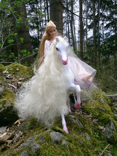 Doll Tea Party, Barbie Horse, Moon Photos, Princess Rapunzel, Barbie Princess, Vintage Horse, Toys Photography, White Horse, Enchanted Forest