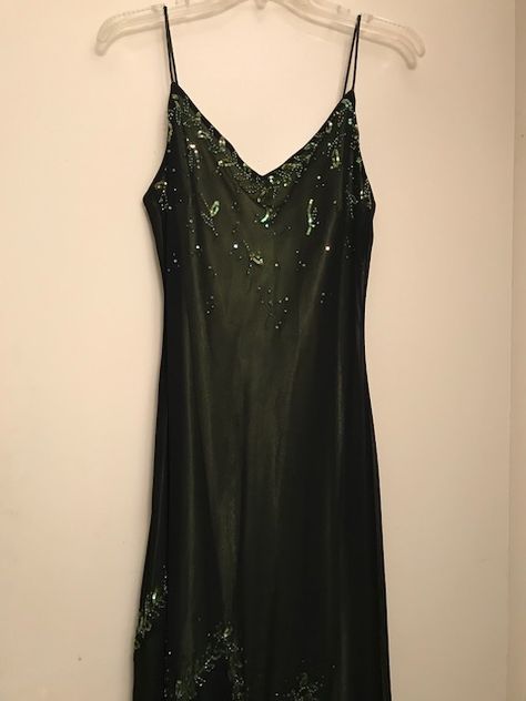 Dark Green Fairy Dress Dark Green Aesthetic Dress, Vintage Dark Green Dress, Dark Green Fairy Dress, Dark Green Dress Aesthetic, Goth Prom Dresses, Vintage Dress Aesthetic, Green Dress Aesthetic, Green Fairy Dress, Dark Green Gown