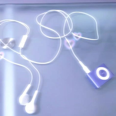 Headphones Art Aesthetic, Ipod Y2k, Ipod Shuffle Aesthetic, Jordyn Aesthetic, 2000s Ipod Aesthetic, Ipod Aesthetics, Wired Headphones Aesthetic, Ipod Aesthetic, Y2k Technology