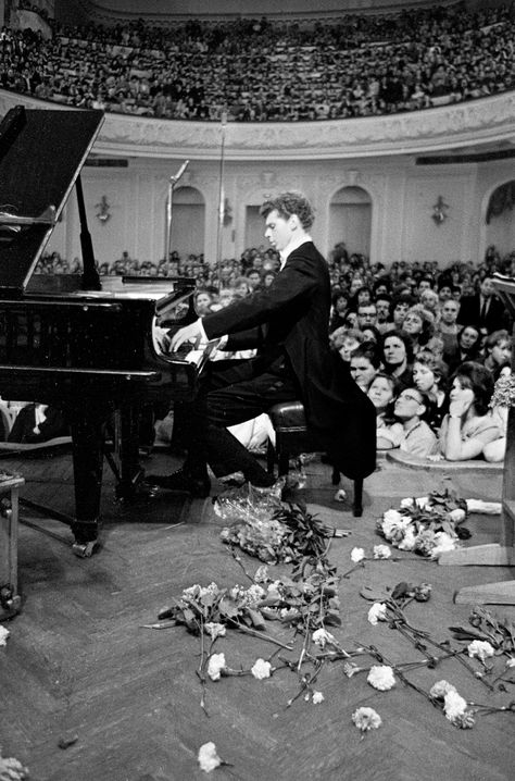 Van Cliburn performing in the Great Hall of the Moscow Conservatory during the first Tchaikovsky International Competition, which he won, April 1958  An Elusive Cold War Star | by Tim Page | The New York Review of Books Tchaikovsky Aesthetic, Symphony Aesthetic, Classical Music Aesthetic, Concert Pianist, The Great Hall, Classic Music, Great Hall, Great Books To Read, Piano Player