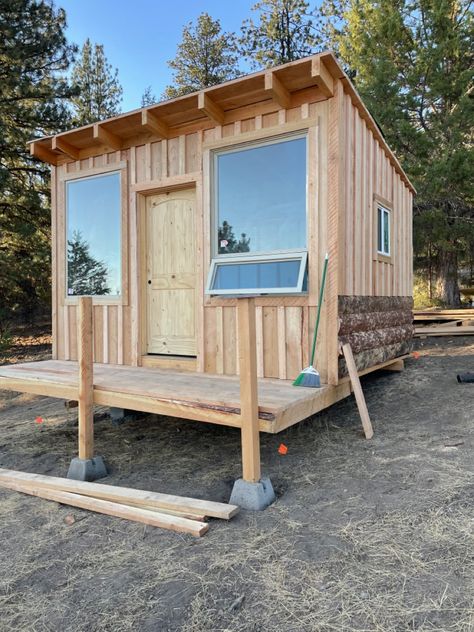 Off grid Oregon tiny cabin Garden Shed Storage, Cabin Inside, Building A Wooden House, Diy Log Cabin, Micro Cabin, Woods Cabin, Diy Cabin, Shed Construction, Tiny Houses For Rent