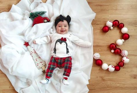 7 Months Baby Photoshoot Christmas, Baby Monthsary Photo Ideas, Baby Monthly Photo Ideas, Monthly Ideas, Boy Newborn Photography, Christmas Pictures Outfits, Christmas Baby Pictures, Baby Boy Newborn Photography, Baby Milestones Pictures