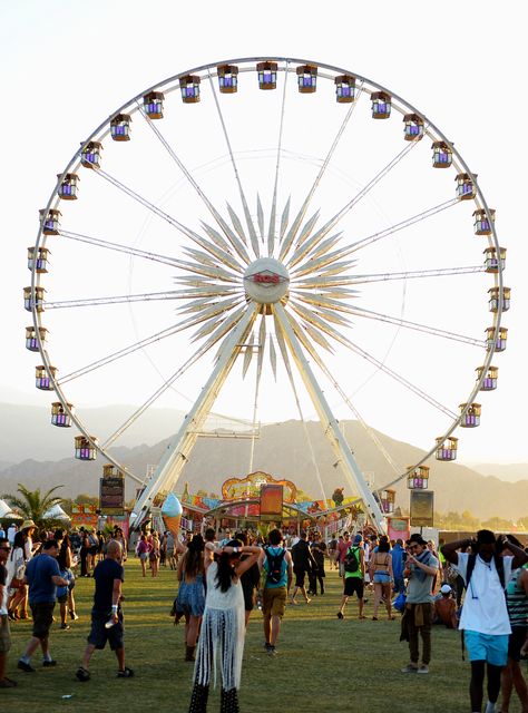 What A Beauty Editor Actually Packs For Coachella+#refinery29 Coachella 2016, Festival Inspo, Coachella Music Festival, Coachella Festival, Summer Tour, Lindsay Lohan, European Tour, Paris Hilton, Homemade Beauty Products