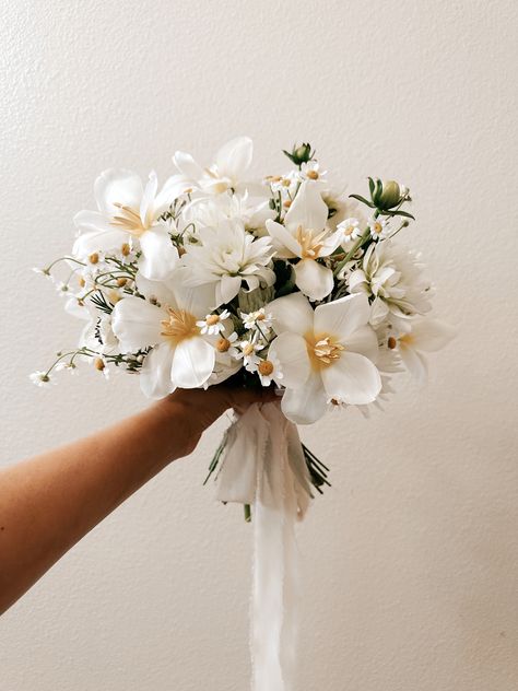 Minimalist Hand Bouquet, Intimate Wedding Bouquet, Wedding Bouquet Minimal, Simple Modern Bouquet, Minimalist Wedding Flowers Bouquets, Korean Bridal Bouquet, Minimalistic Wedding Bouquet, Micro Wedding Bouquet, Minimalist Wedding Aesthetic