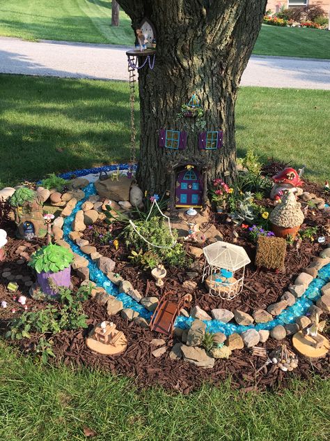 Yard decor Kids Fairy Garden, Fairytale Garden, Funny Vine, Fairy Garden Ideas, Gnome Door, Fairy Village, Fairy Garden Crafts, Fairy Garden Designs, Faeries Gardens