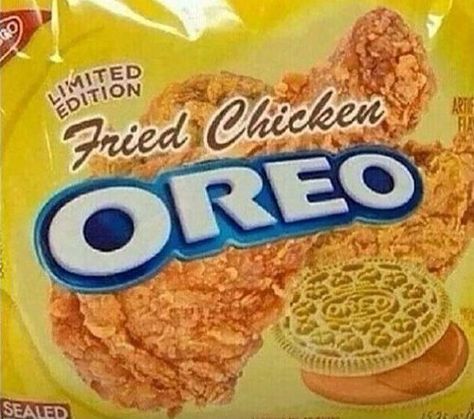 Fried Chicken Oreos Are Totally Fake, Oreo Confirms - too bad, they may have had a good thing there! Weird Oreo Flavors, Pop Tart Flavors, Oreo Cookie Flavors, Funny Food Memes, Weird Snacks, Gross Food, Oreo Flavors, Food Memes, Cookie Flavors