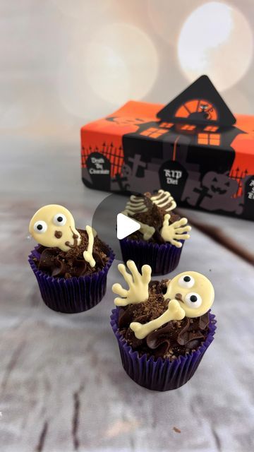 Creative Buzz on Instagram: "Halloween Chocolate Skeleton Cupcake Toppers! 🎃 Easy DIY Decorations for Spooky Treats #halloween #halloweentreats #halloweencakes" Easy Diy Decorations, Treats Halloween, Halloween Chocolate, Spooky Treats, Diy Decorations, Halloween Cakes, Cake Tutorial, Halloween Treats, Cupcake Toppers