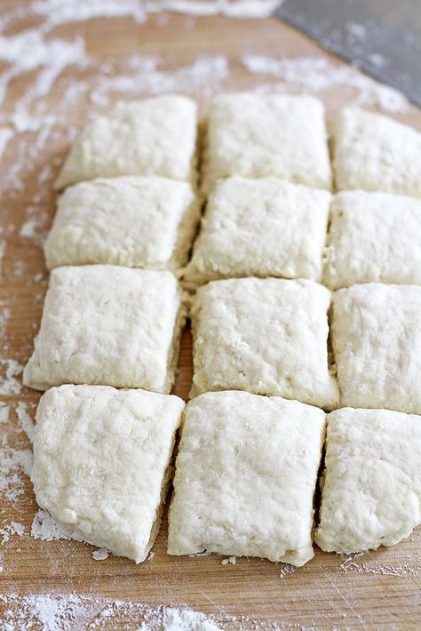 Homemade Dough Recipe, Southern Buttermilk Biscuits, Biscuits From Scratch, Homemade Biscuits Recipe, Southern Biscuits, Buttermilk Biscuits Recipe, Fluffy Biscuits, Biscuit Bread, Breakfast And Brunch