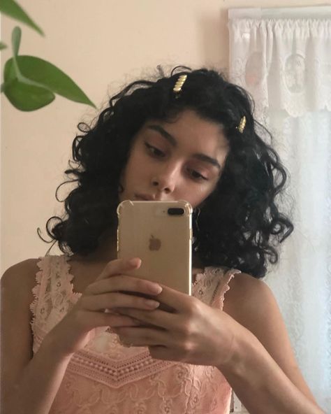 Selfie Poses Curly Hair, Mirror Selfie Curly Hair, Mirror Selfie Aesthetic Curly Hair, Curly Hair With Glasses Girl, Curly Hair Ig Pics, Bobble Hair, 70 Hairstyles, Heart Touching Quotes, Spiky Hair