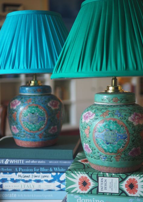 Chinoiserie Living Room Ideas, Ginger Jar Lamps, Chinoiserie Lamp, Jar Lamps, Vintage Bedroom Furniture, Jar Table Lamp, Bohemian Chic Decor, Ginger Jar Lamp, Vintage Buffet