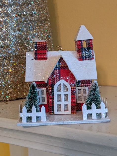 Mini Christmas Houses Diy, Christmas House Craft, Christmas Houses Diy, Diy Christmas Village Houses, Christmas Decorations Drawings, Miniature Christmas Village, Christmas Frames Diy, Cardboard Box Houses, Cardboard Gingerbread House