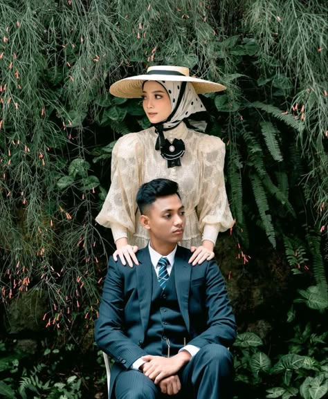 Prawedding Konsep Outdoor, Ide Foto Prewedding, My Melodi, Prewedding Ideas, Pre Wedding Photoshoot Props, Muslimah Wedding, Korean Wedding Photography, Pre Wedding Photoshoot Outfit, Wedding Photo Studio