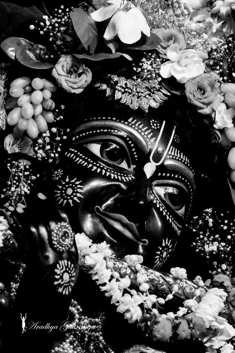 Krishna Images Black, Krishna Black And White, Krishna Black, Radharaman Ji, Historical Sculptures, Kohli Wallpapers, God Painting, Camera Cartoon, Radha And Krishna