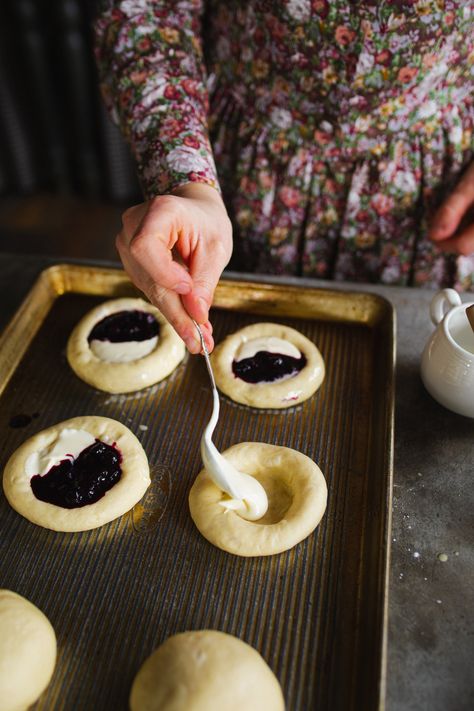 Blueberry Vatrushka, Vatrushka Buns, Farmer Cheese, Sweet Ricotta, Blueberry Ricotta, Ricotta Filling, Beautiful Bread, Blueberry Sauce, Sweet Buns