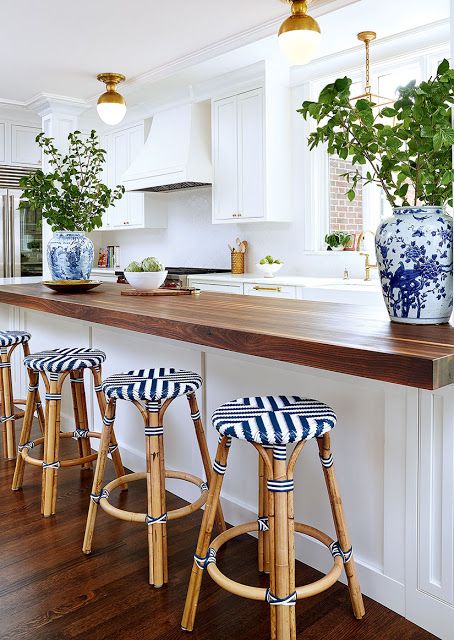 Amie Corley Navy and white bistro chairs and two blue and white Chinese ginger jars are the perfect touches in this timeless kitchen. Chinoiserie Kitchen, Rattan Counter Stools, Classic Kitchen, Kitchen Farmhouse, Interior Modern, Beautiful Kitchens, Butcher Block, Home Fashion, Home Staging