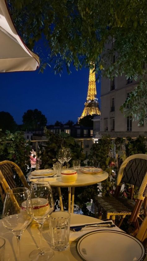 Girafe Restaurant Paris Night, Rich Paris Aesthetic, Paris Night Out, Paris With Family, Paris Night Life, Paris Night Aesthetic, Paris Aesthetic Night, Family In Paris, Birthday In Paris