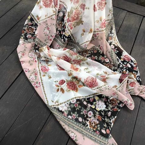 Top 7 Scarves 2022: Trends on The Best Scarves for Women 2022 (47 Photos Videos) 2022 Scarf Trends, Scarves 2022 Trends, Scarf 2022 Trend, Trendy Spring Scarves, Trendy Scarfs 2024, Trendy Patterned Scarf For Spring, Designer Fans, Half Jacket, Scarf Trends