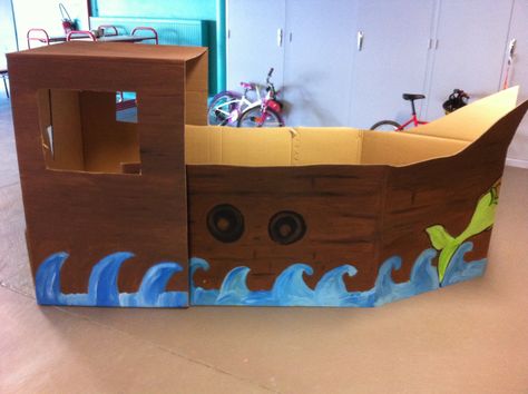 Bateau pirates Cardboard Pirate Ship Diy, Pirate Ships Diy, Cardboard Pirate Ship, Ship Diy, Cardboard Boat, Pirate Crafts, Pirate Boats, Pirate Theme Party, Pirate Day