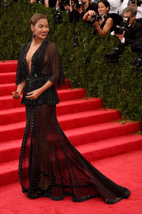 Evolução do estilo de Beyoncé (Foto: Getty Images) Beyonce Red Carpet, Kanye West And Kim, Black Lace Gown, Givenchy Couture, Met Gala Dresses, Charles James, Greta Gerwig, Met Ball, 2014 Dresses