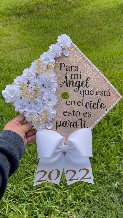 toppersbymary on Instagram: What do you think about this design with the bow?!! I’m loving it!🎓🐝 #cricutmade #cricutcrafts #cricutmaker #paperflowers #papercrafts… Graduation Cap Designs With Bow, Graduation Cap With Bow, Bow Graduation Cap, K Pop Graduation Caps, Graduation Cap Bow, High School Graduation Cap Designs, College Grad Cap Ideas, Grad Cap Decorated, Graduation Cap Decoration Diy