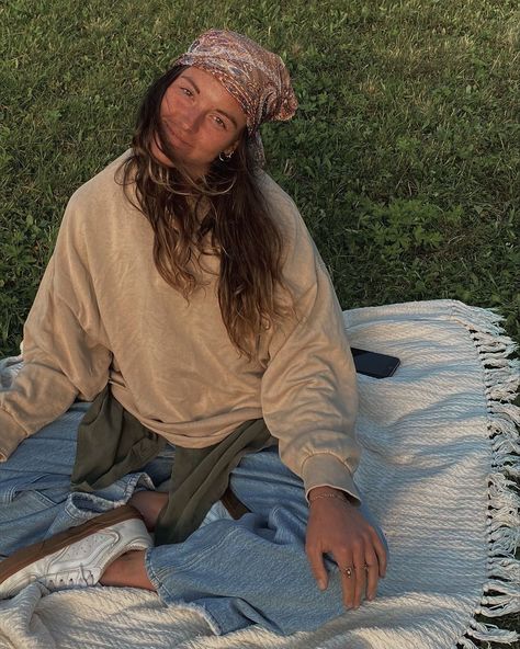 Hippy Outfit Aesthetic, Granola City Outfits, Crunchy Outfits Fall, Granola Astethic Outfits, Granola Autumn Outfits, Cold Boho Outfits, Indie Outfits Spring, Free Spirit Outfit Ideas, Granola Outfit Aesthetic