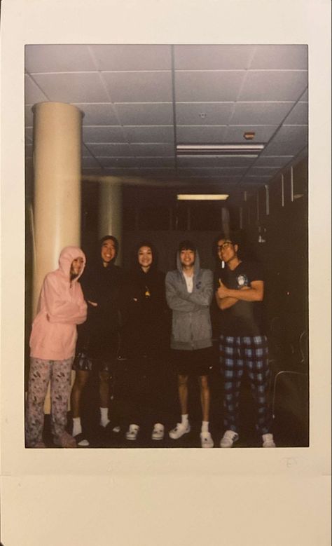 Friend Group Polaroid Pictures, Friends Polaroid Pictures, Friend Group Polaroid, Polaroid Pictures Friends, Polaroid Pictures Ideas With Friends, Friends Group Aesthetic, Polaroid Pictures Aesthetic, Film Camera Photos, Friends Polaroid