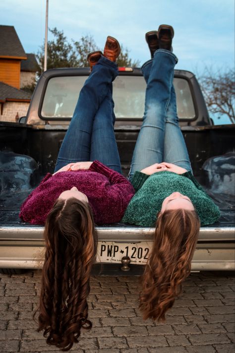 Picture Ideas For Two People, Country Photoshoot Ideas Best Friends, Country Photo Shoot Ideas, Western Best Friend Photoshoot, Western Best Friend Pictures, Photoshoot Ideas Sisters, Friendship Portraits, Flame Photoshoot, Cute Sister Pictures