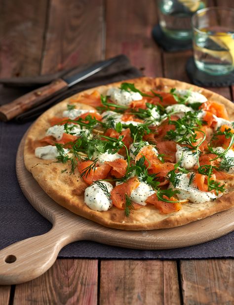 Sausage Pizza Recipe, Smoked Salmon Pizza, Seafood Pizza Recipes, Salmon Smoked, Fresh Pizza, Salmon Pizza, Seafood Pizza, Smoked Salmon Recipes, Pizza Base