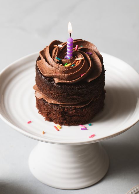 Mini Cakes Birthday Chocolate, Personal Chocolate Cake, Mini Cakes Recipe Homemade, Mini Birthday Cake Ideas For Her, Mini Birthday Cake For Him, Small Batch Chocolate Cake, Chicolate Cake, Mini Layer Cake, Mini Cakes Recipe