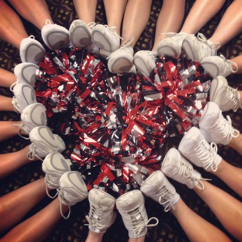 Cheerleading love, would also be cute with bows instead of poms Cheerleading Stunts, Cheerleading Poses, Cheer Team Pictures, Pompon Diy, Cheer Photography, Cheerleading Quotes, Cheerleading Coaching, Cheer Pics, Cheerleading Photos