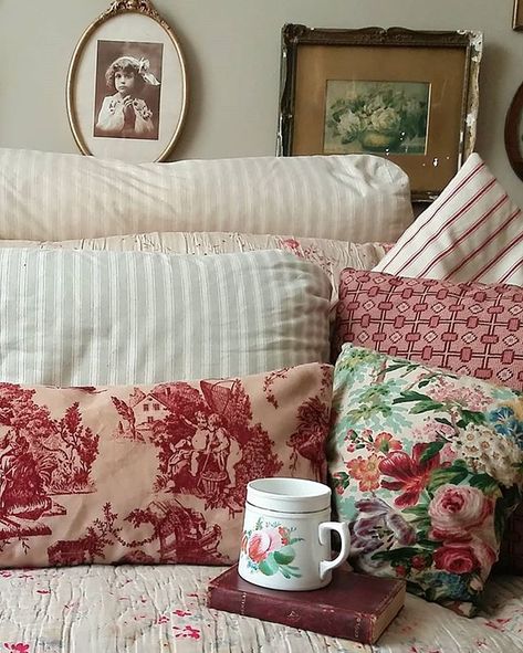 Cranberry Cottage, Butterfly Cottage, Country Bedrooms, Dream Flat, Floral Farmhouse, Cozy Bedrooms, French Country Shabby Chic, English Cottages, Country Bedding