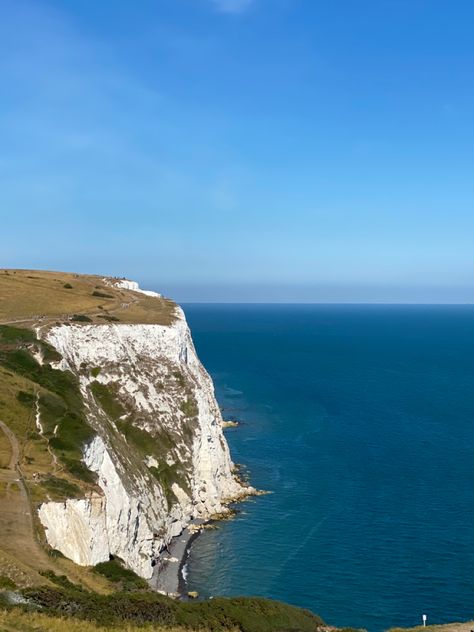 #dover #england #travel #view #cliff #landscape #wallpaper #aesthetic #ocean #photography #picture #vacation Wallpaper Aesthetic Ocean, Landscape Wallpaper Aesthetic, Cliff Landscape, Cliff View, Dover England, Uk Aesthetic, Cliffs Of Dover, White Cliffs Of Dover, View Aesthetic