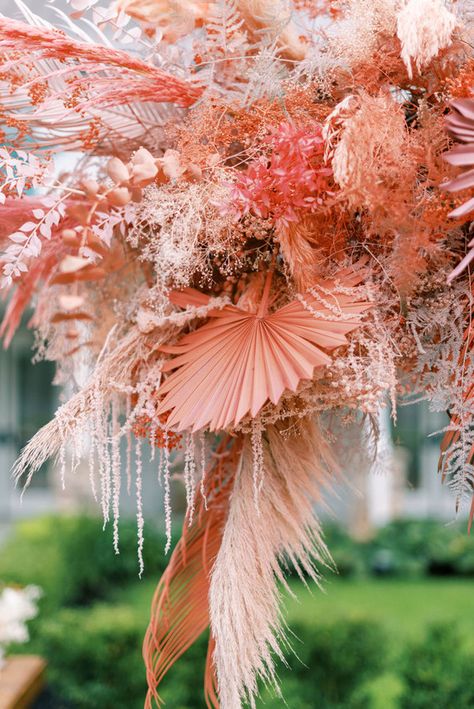 Color Pop meets Havana in this micro wedding inspiration - 100 Layer Cake Pink Pampas Grass Wedding, Isle Decor, African Inspired Wedding, Pink Pampas, Orange And Pink Wedding, Pink Pampas Grass, Pampas Grass Wedding, Boho Style Decor, Tulum Wedding