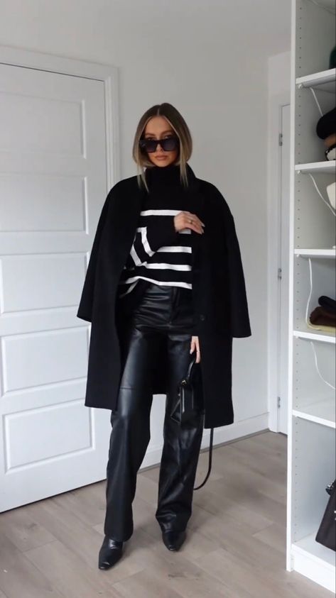 Alexxcoll Outfits, Leather Trousers Outfit Winter, Leather Trousers Outfit Casual, Wide Leather Pants Outfit, Black Leather Trousers Outfit, Wide Leg Leather Pants Outfit, Leather Trousers Outfit, Flare Outfit, Lederhosen Outfit