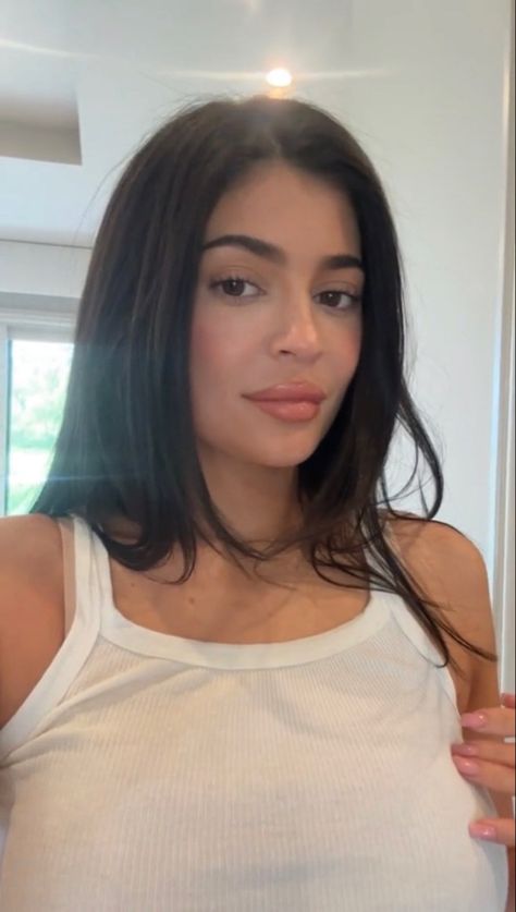 Kylie Jenner Layered Hair, Kylie Jenner Profile Picture Instagram, Kylie Jenner Long Hair, Kendall Jenner Aesthetic Makeup, Kylie Jenner Aesthetic Black, Kylie Jenner Bare Face, Kylie Jenner Face, Nude Lip Makeup, Kylie Jenner Photoshoot