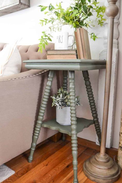 The Easy Way To Paint Curvy Furniture - If you are looking to paint furniture that has a lot of curves, this post will show you the easy way to do it. Budget Home Decorating, Funky Home Decor, Upcycled Home Decor, Refurbished Furniture, Small Table, Paint Furniture, Redo Furniture, Shabby Chic Furniture, Repurposed Furniture