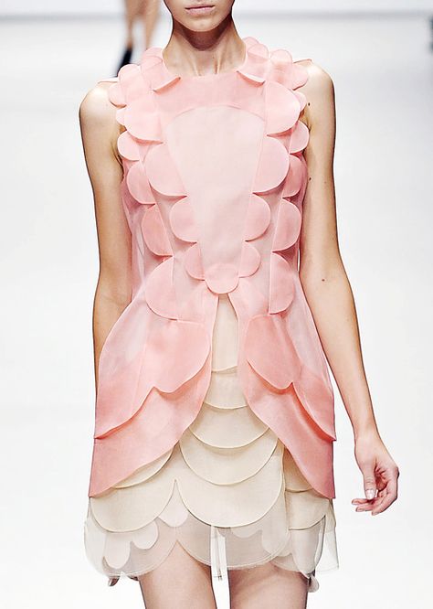 #scallop detail #dress #runway Madame Chic, Mode Rose, Hot Lingerie, Christopher Kane, Think Pink, Lovely Dresses, Inspiration Mode, Looks Style, Fashion Details